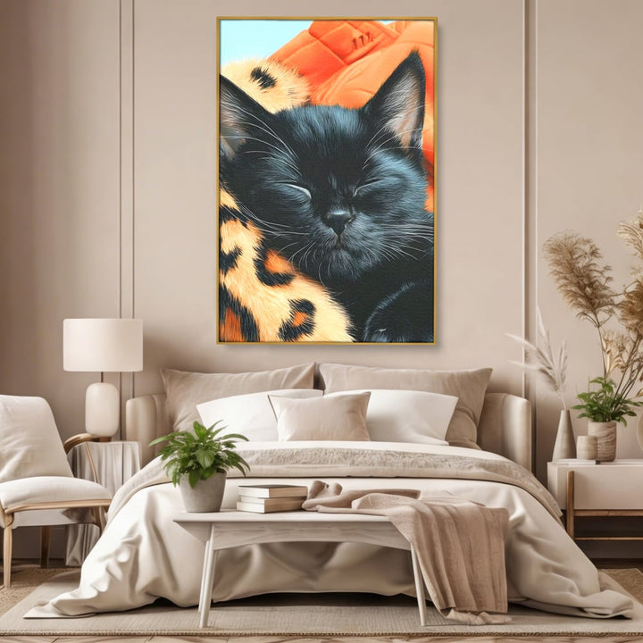 Tablou canvas cu tablou canvas cu pisica neagra dormind, in rama de aluminiu auriu, pe perete intr-un dormitor
