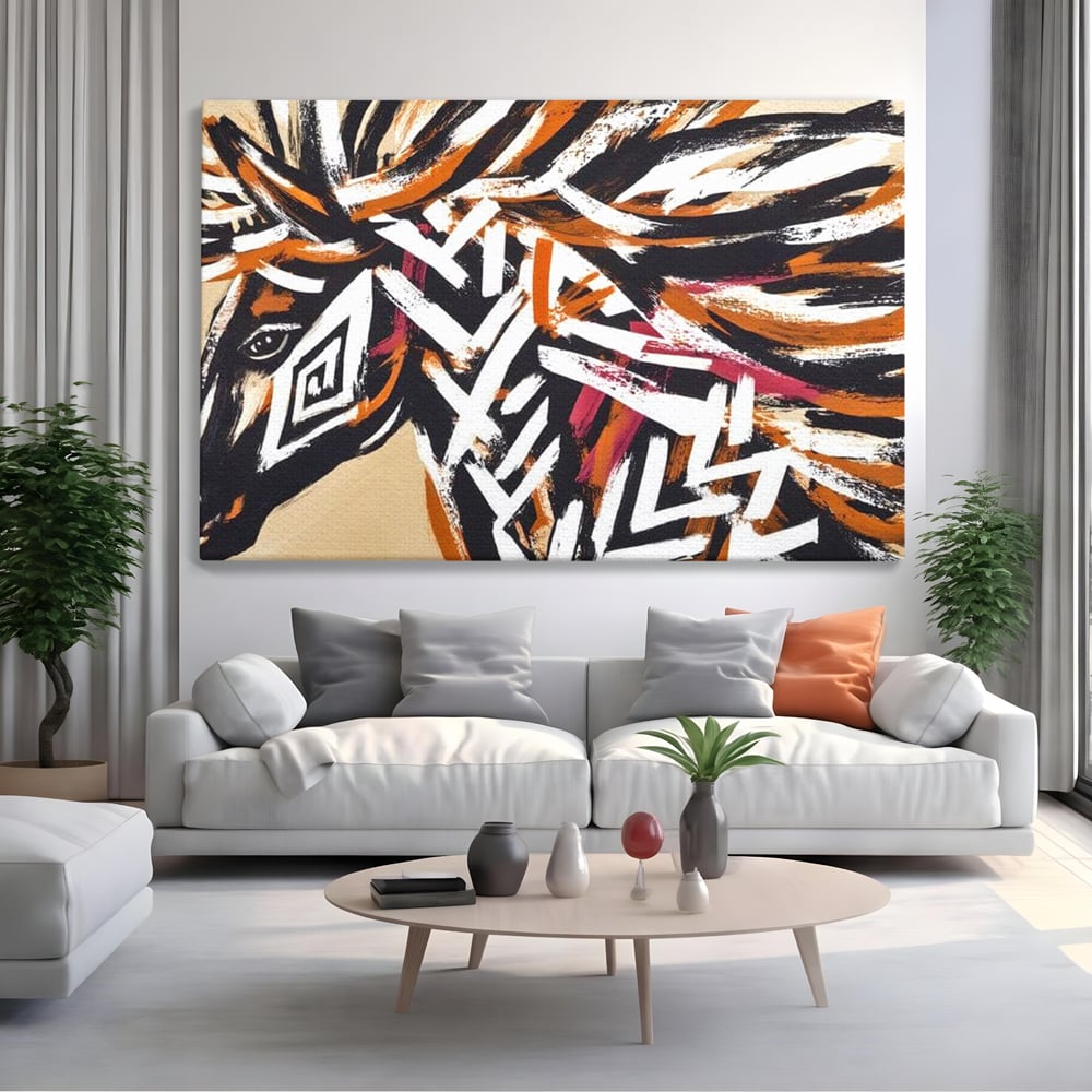 Tablou canvas cu pictura cu cap de cal tribal, fara rama, pe sasiu de lemn, pe perete intr-un living