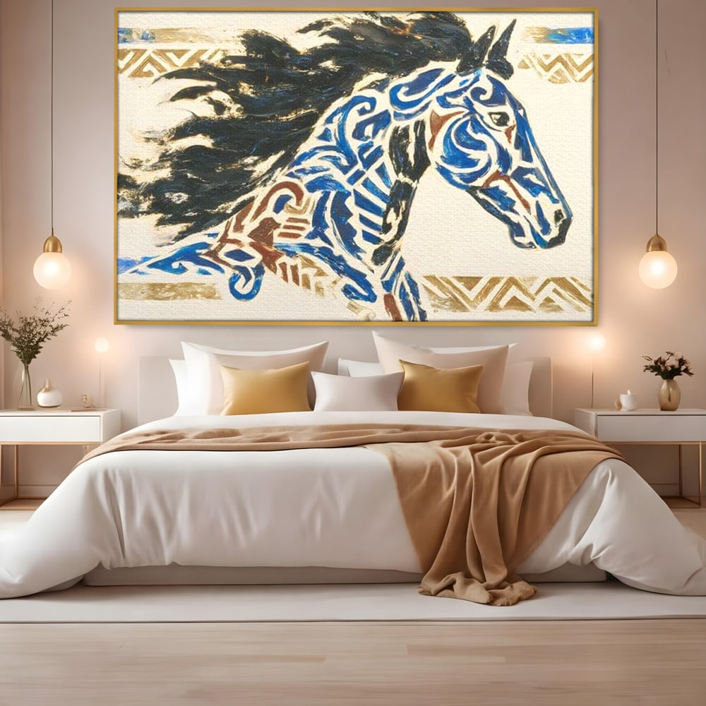 Tablou canvas cu tablou canvas cu un cal in galop, in rama de aluminiu auriu, pe perete intr-un dormitor