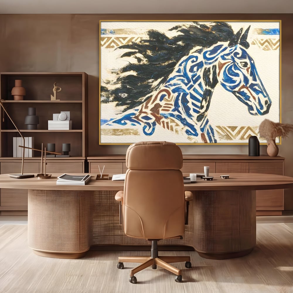 Tablou canvas cu tablou canvas cu un cal in galop, in rama de aluminiu auriu, pe perete intr-un birou