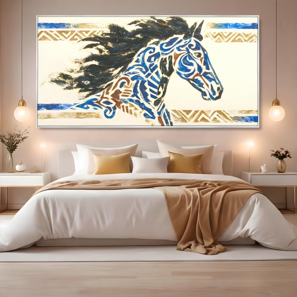 Tablou canvas cu tablou canvas cu un cal in galop, in rama de aluminiu argintiu, pe perete intr-un dormitor
