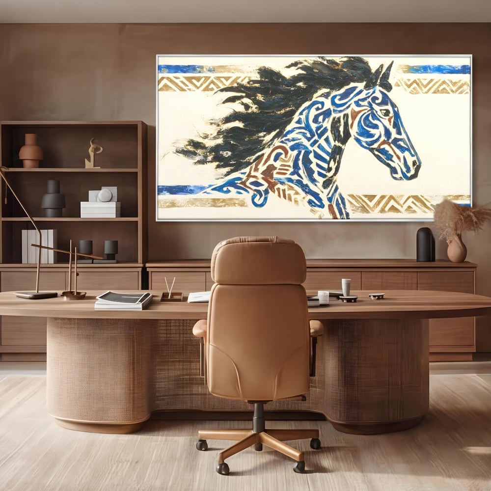 Tablou canvas cu tablou canvas cu un cal in galop, in rama de aluminiu argintiu, pe perete intr-un birou
