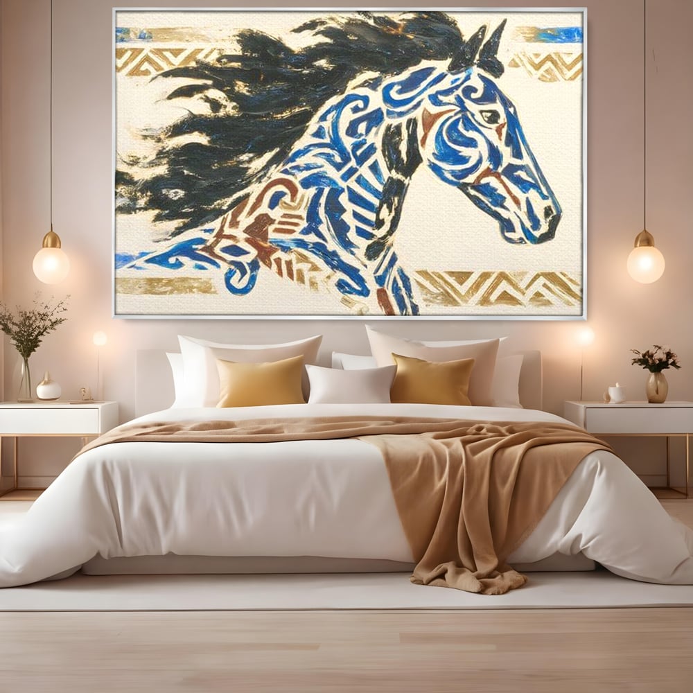 Tablou canvas cu tablou canvas cu un cal in galop, in rama de aluminiu argintiu, pe perete intr-un dormitor