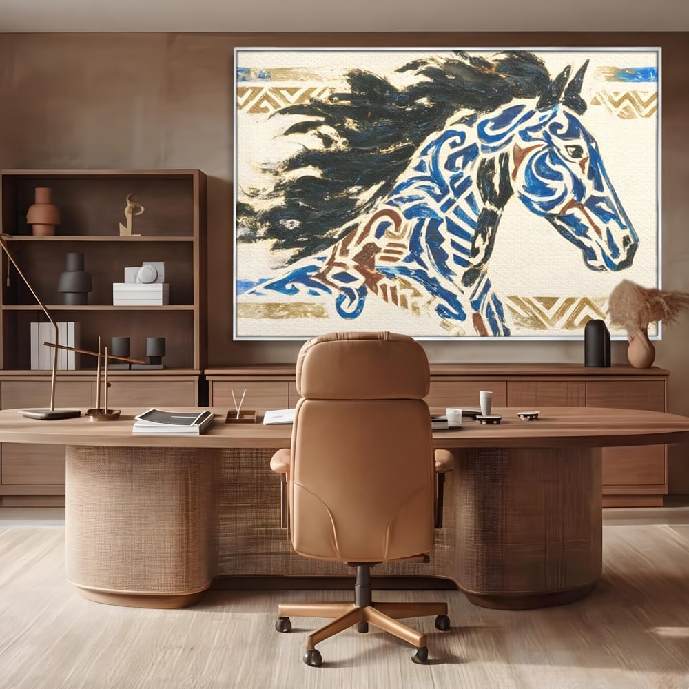 Tablou canvas cu tablou canvas cu un cal in galop, in rama de aluminiu argintiu, pe perete intr-un birou