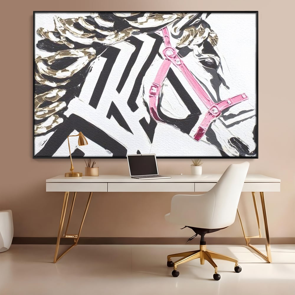 Tablou canvas cu tablou canvas cu cap de armasar, in rama de aluminiu negru, pe perete intr-un birou