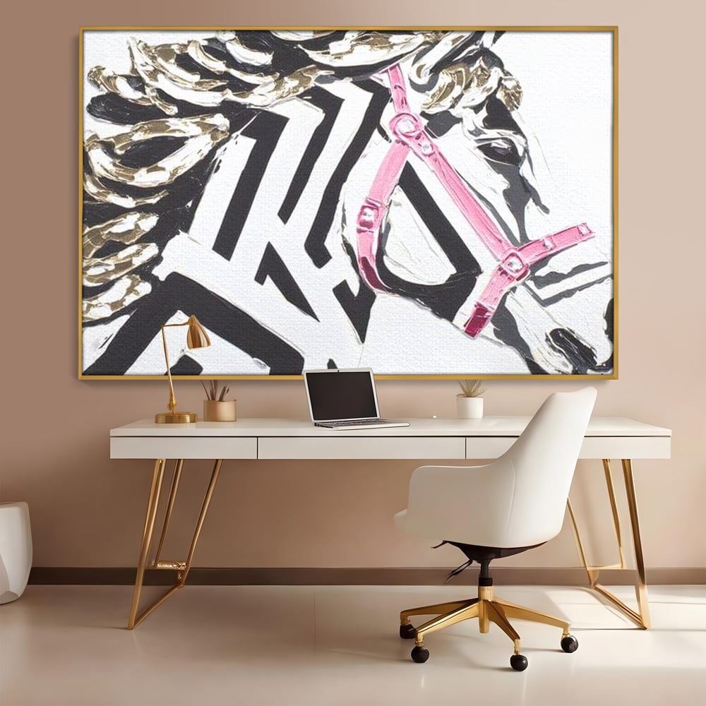 Tablou canvas cu tablou canvas cu cap de armasar, in rama de aluminiu auriu, pe perete intr-un birou