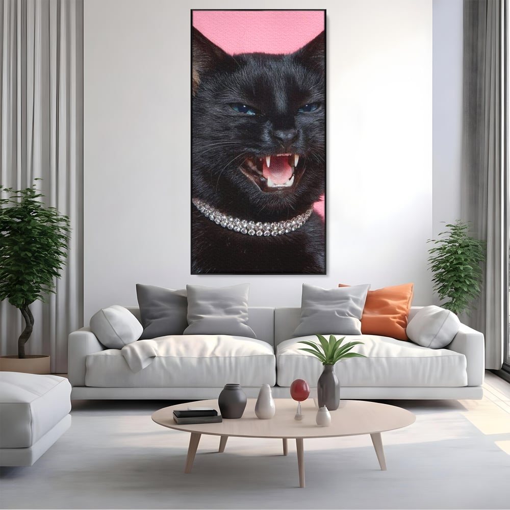 Tablou canvas cu tablou canvas cu pisica neagra bijuterie, in rama de aluminiu negru, pe perete intr-un living