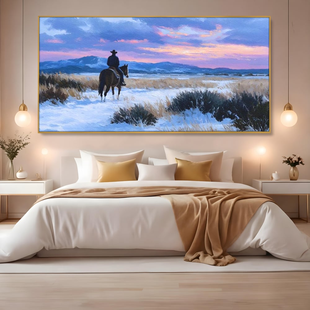 Tablou canvas cu pictura cu calaret cowboy in zapada, in rama de aluminiu auriu, pe perete intr-un dormitor