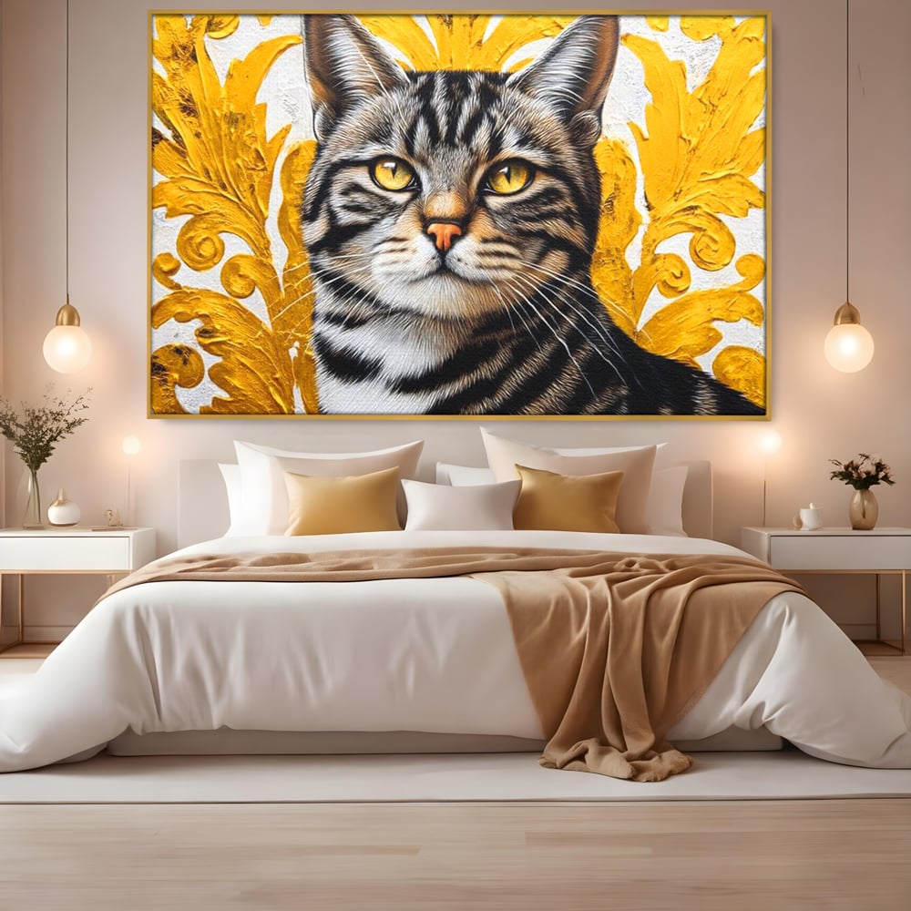 Tablou canvas cu tablou canvas cu motan tigrat, in rama de aluminiu auriu, pe perete intr-un dormitor