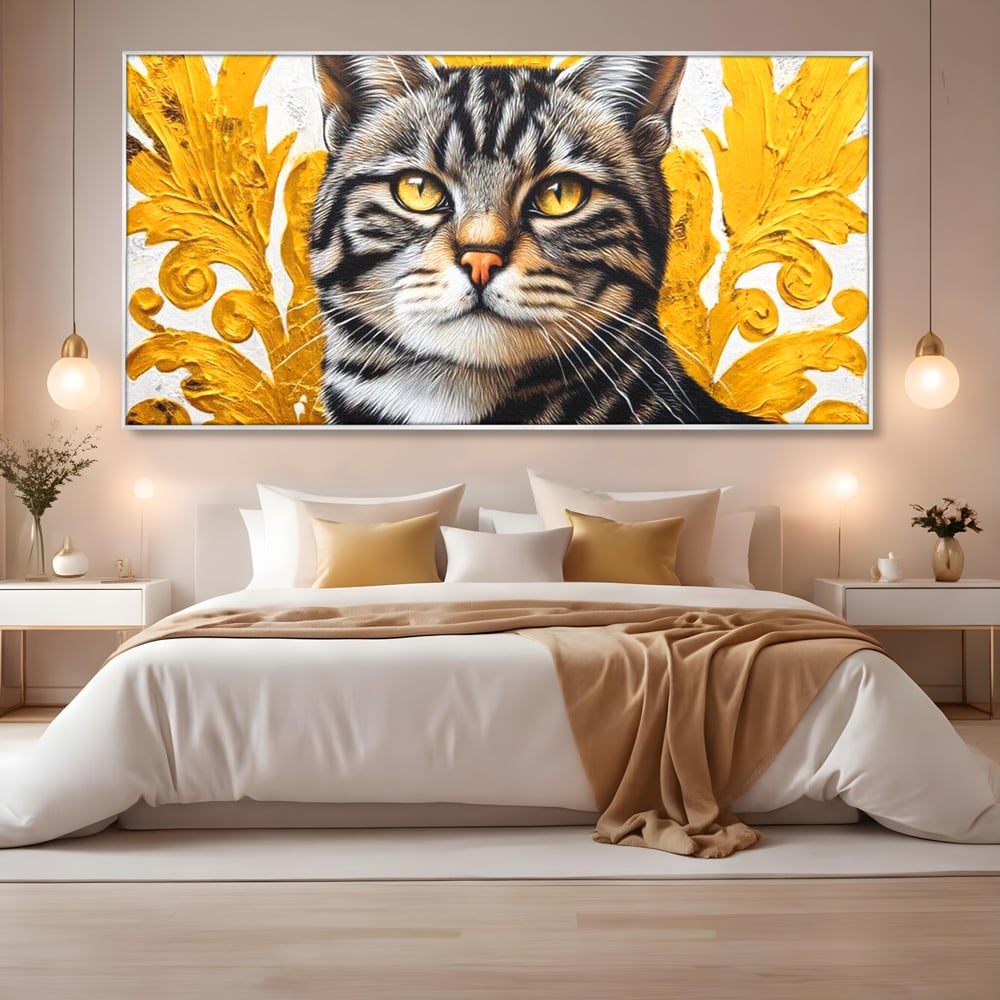 Tablou canvas cu tablou canvas cu motan tigrat, in rama de aluminiu argintiu, pe perete intr-un dormitor