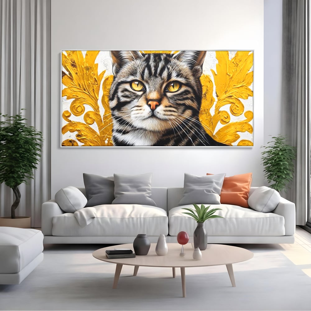 Tablou canvas cu tablou canvas cu motan tigrat, in rama de aluminiu argintiu, pe perete intr-un living