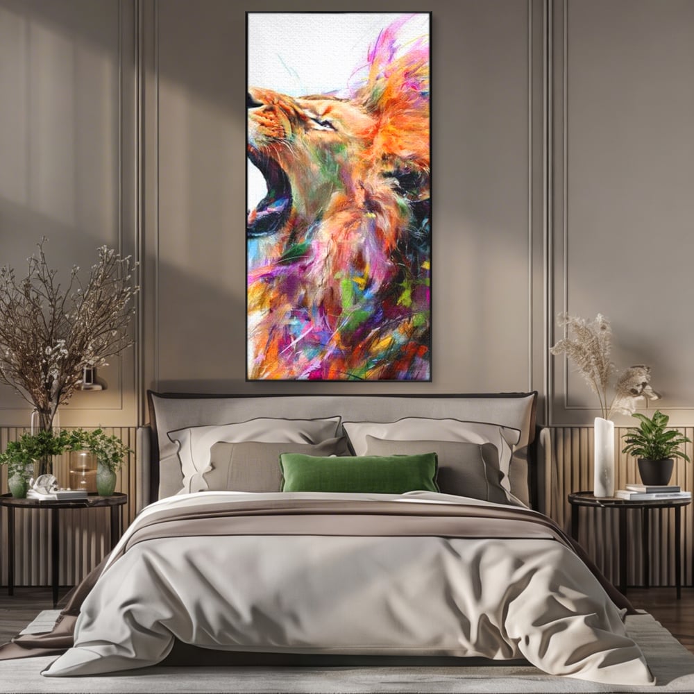 Tablou canvas cu pictura digitala cu leu colorat, in rama de aluminiu negru, pe perete intr-un dormitor
