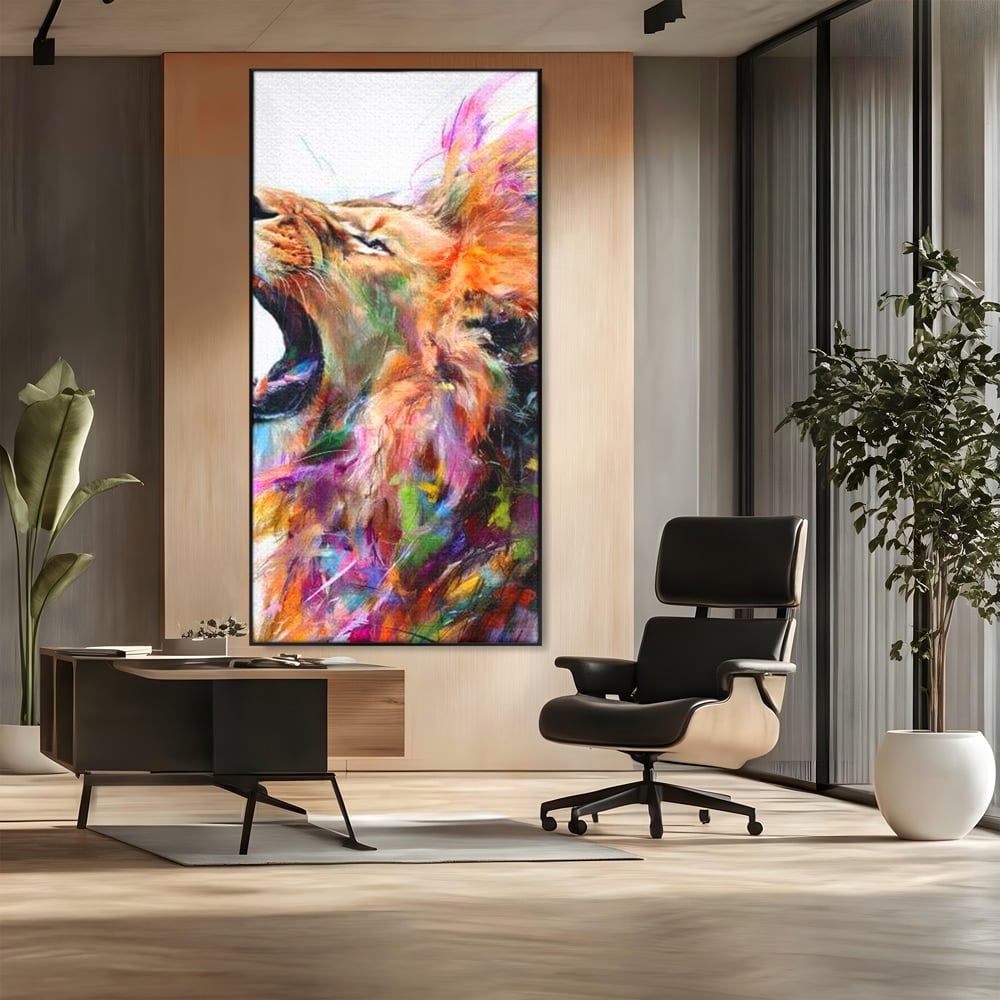 Tablou canvas cu pictura digitala cu leu colorat, in rama de aluminiu negru, pe perete intr-un birou