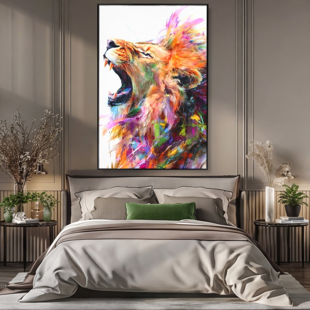 Tablou canvas cu pictura digitala cu leu colorat, in rama de aluminiu negru, pe perete intr-un dormitor