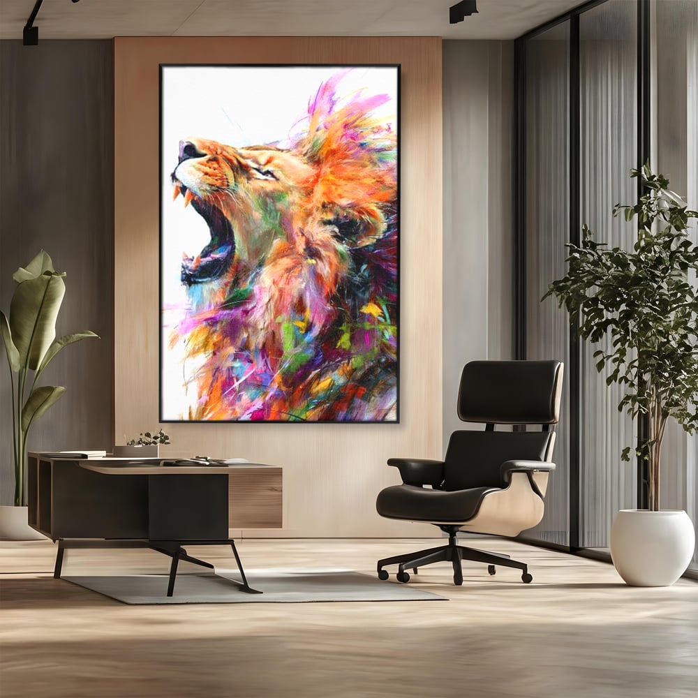 Tablou canvas cu pictura digitala cu leu colorat, in rama de aluminiu negru, pe perete intr-un birou