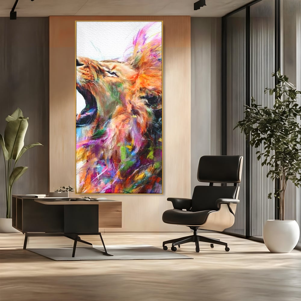 Tablou canvas cu pictura digitala cu leu colorat, in rama de aluminiu auriu, pe perete intr-un birou