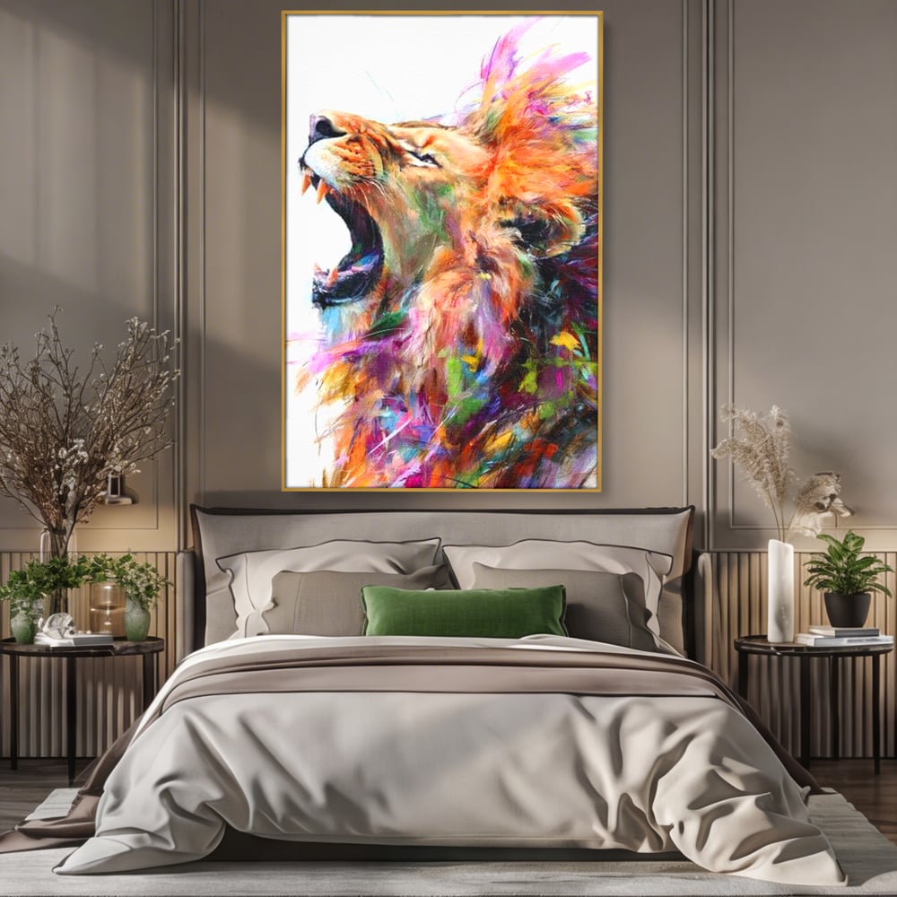 Tablou canvas cu pictura digitala cu leu colorat, in rama de aluminiu auriu, pe perete intr-un dormitor