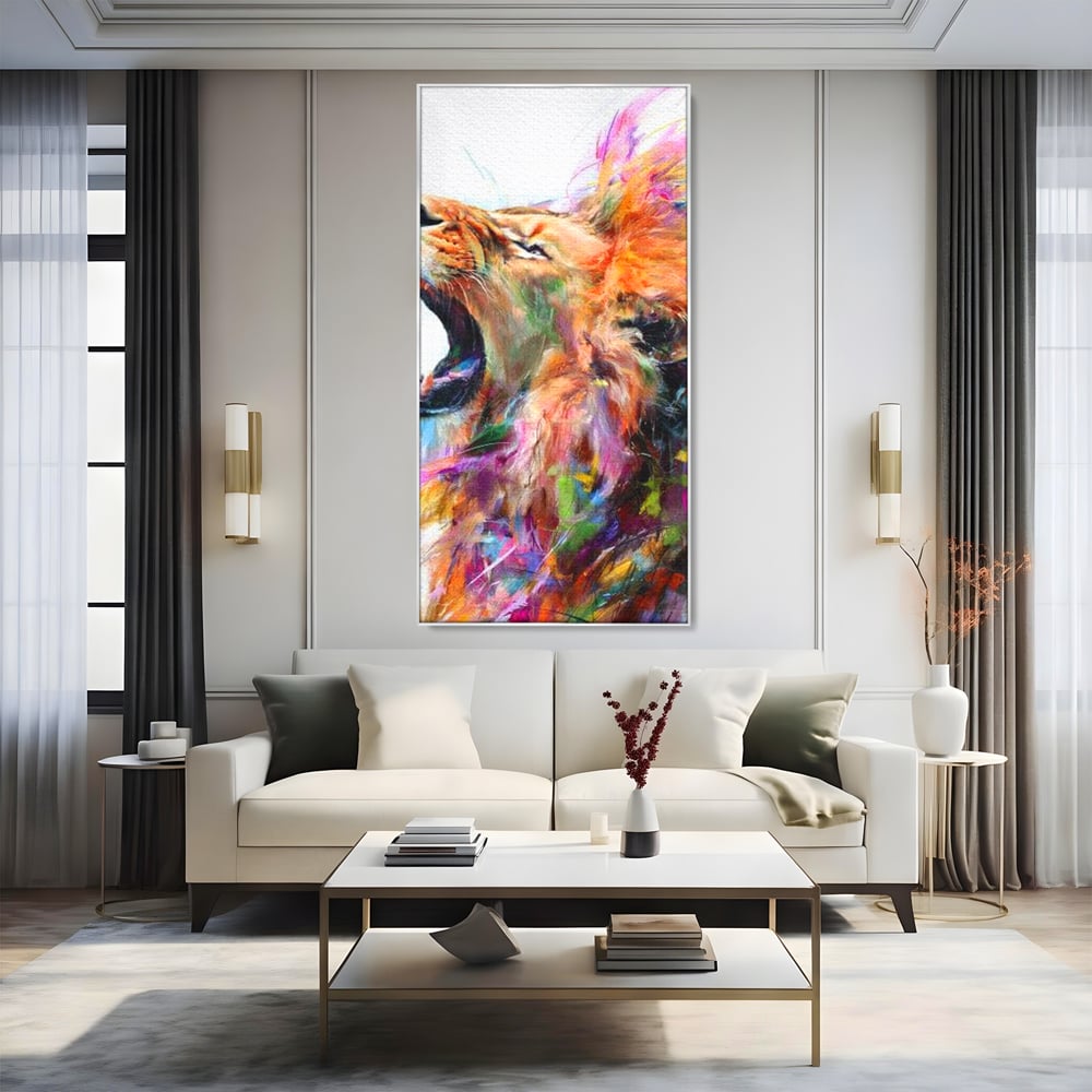 Tablou canvas cu pictura digitala cu leu colorat, in rama de aluminiu argintiu, pe perete intr-un living