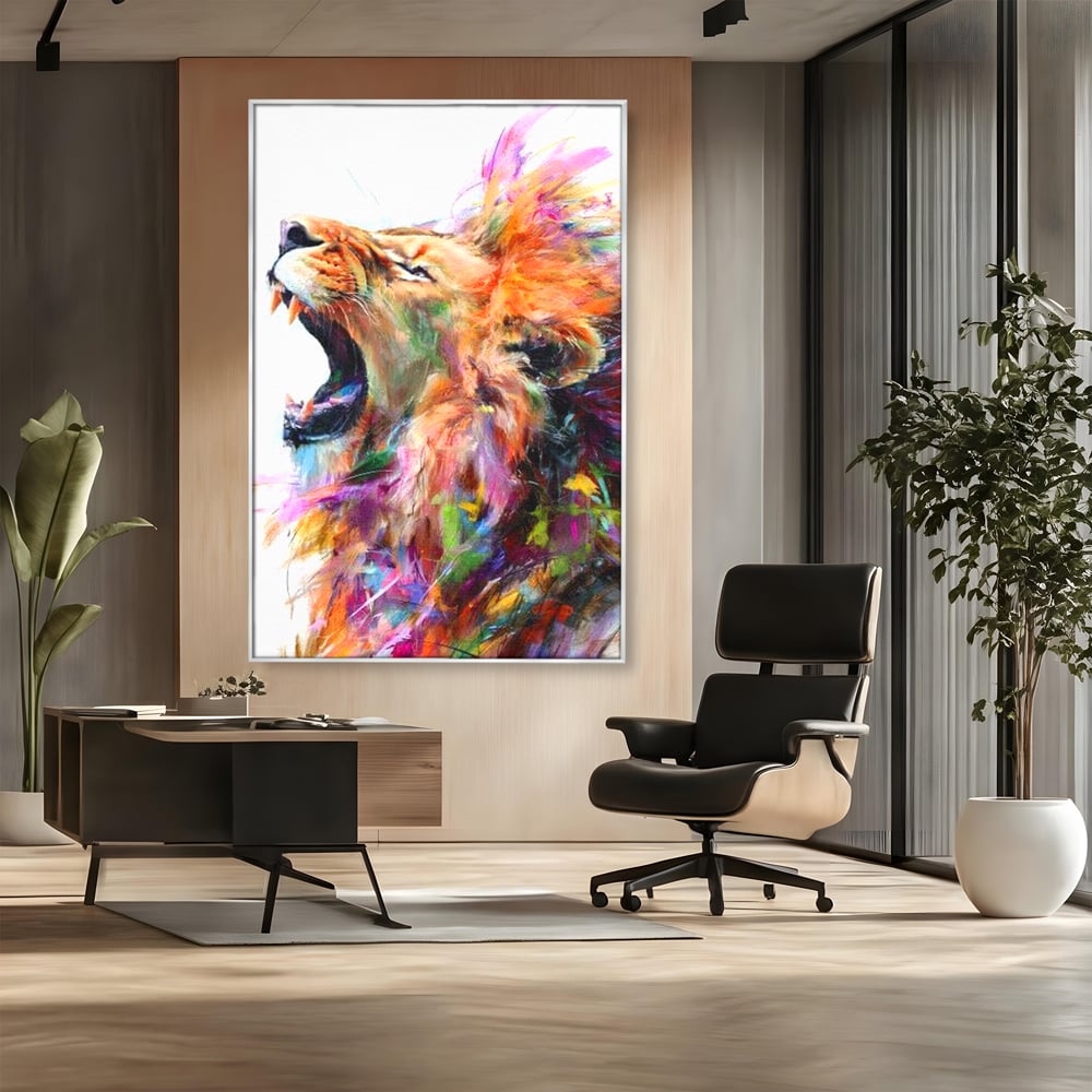 Tablou canvas cu pictura digitala cu leu colorat, in rama de aluminiu argintiu, pe perete intr-un birou