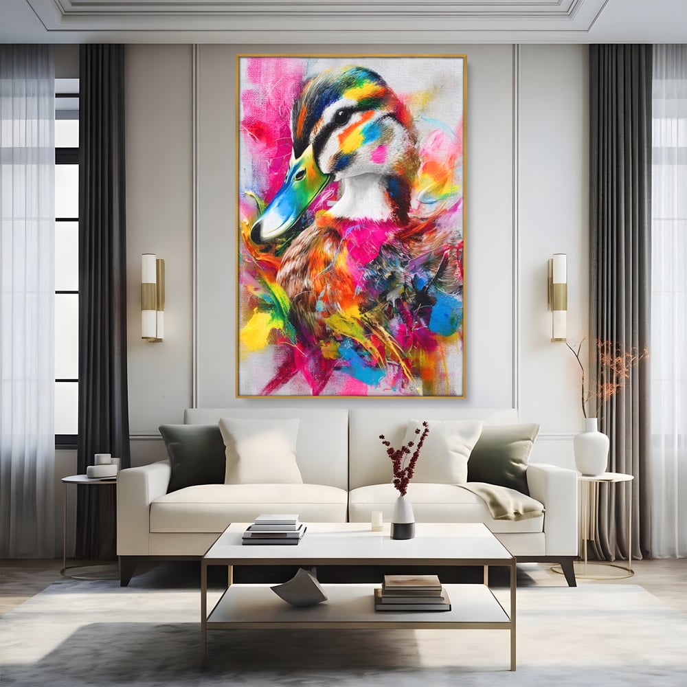 Tablou canvas cu tablou canvas cu rata colorata, in rama de aluminiu auriu, pe perete intr-un living
