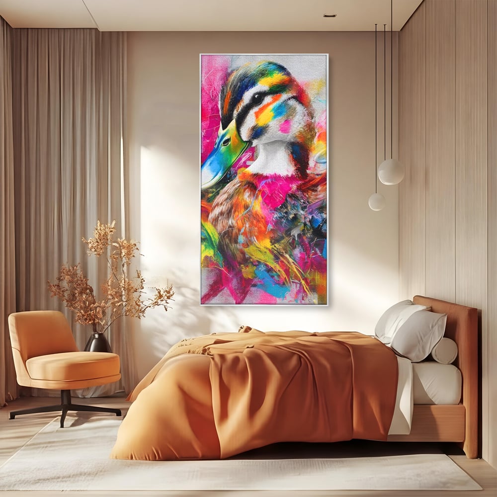 Tablou canvas cu tablou canvas cu rata colorata, in rama de aluminiu argintiu, pe perete intr-un dormitor