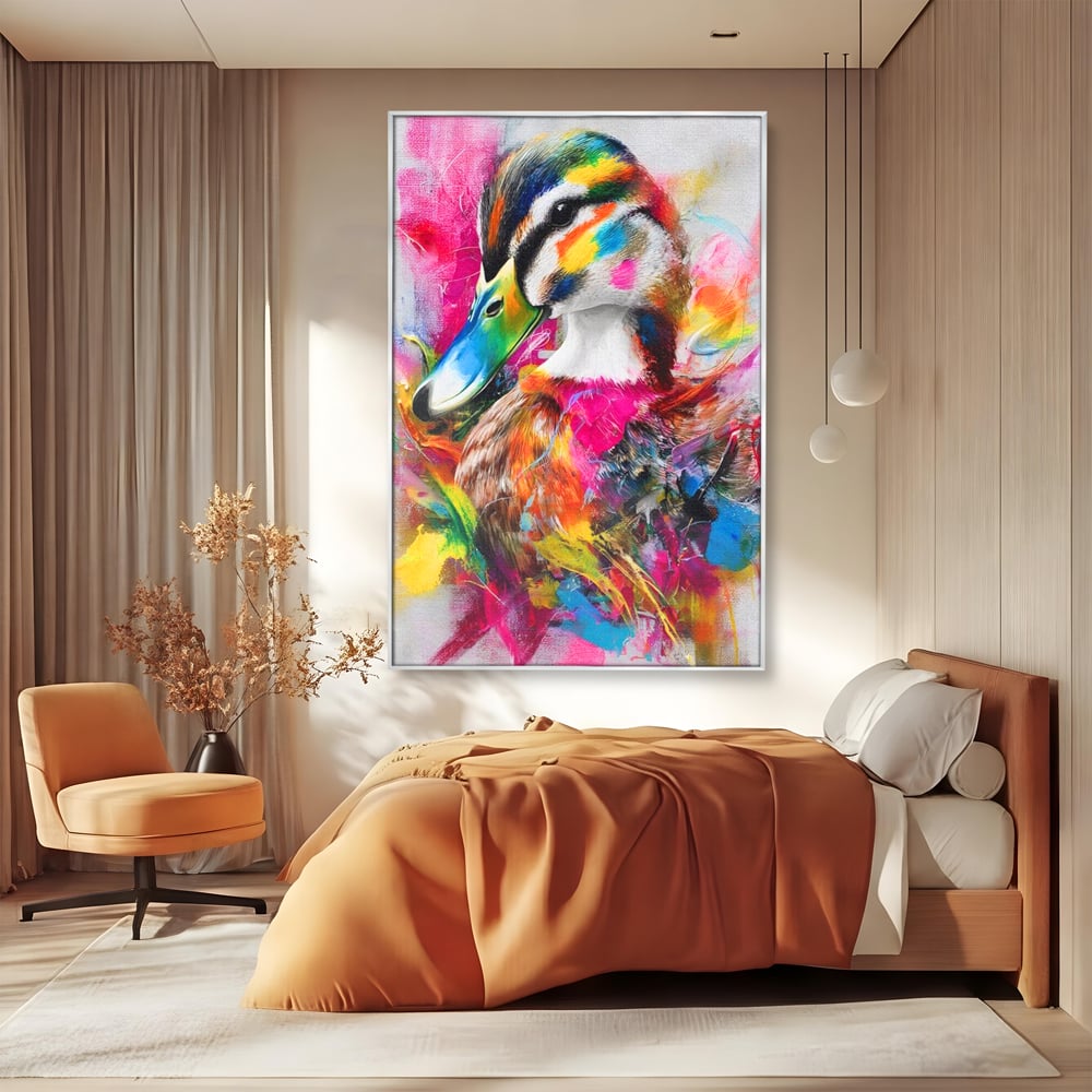 Tablou canvas cu tablou canvas cu rata colorata, in rama de aluminiu argintiu, pe perete intr-un dormitor