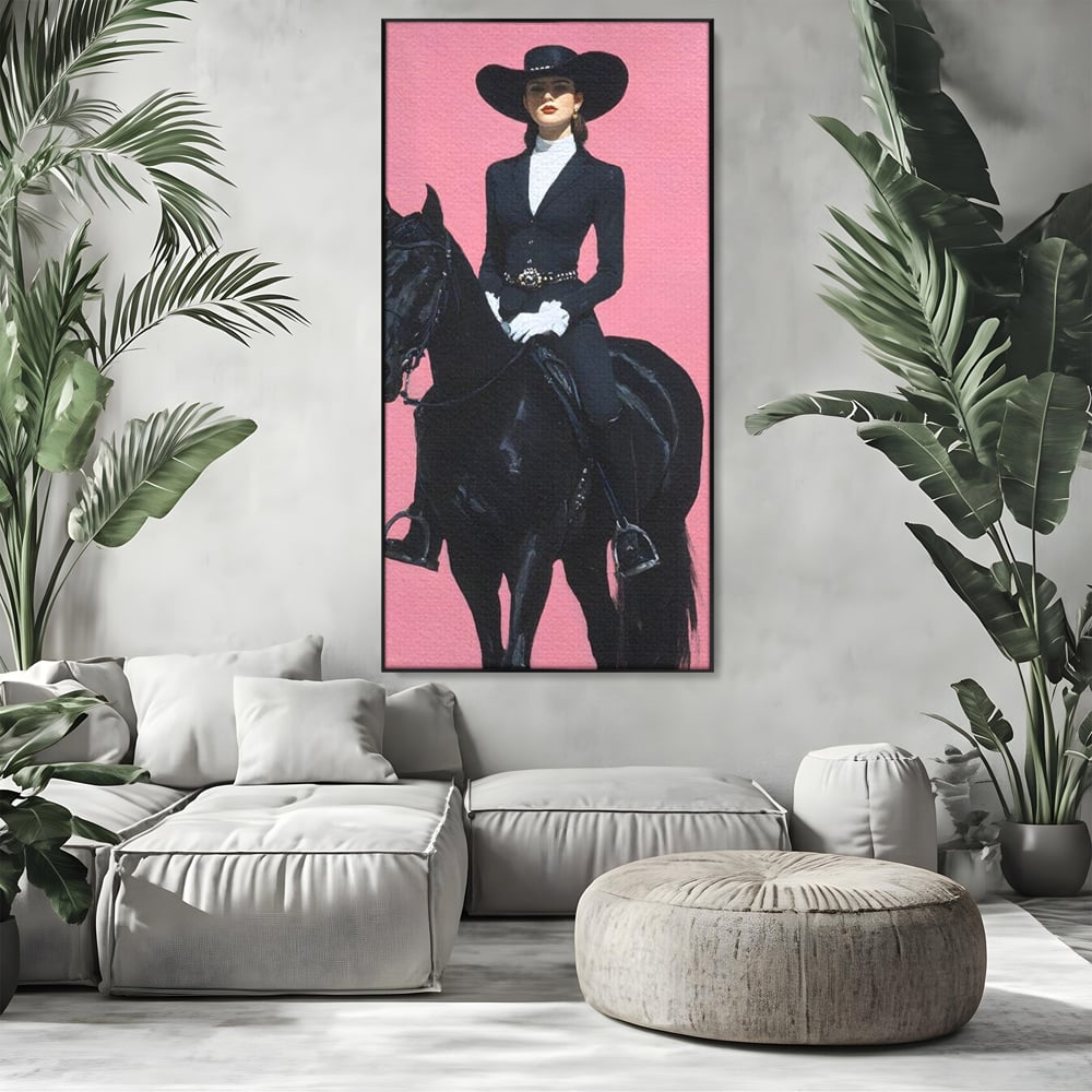 Tablou canvas cu tablou canvas cu femeie calare, in rama de aluminiu negru, pe perete intr-un living
