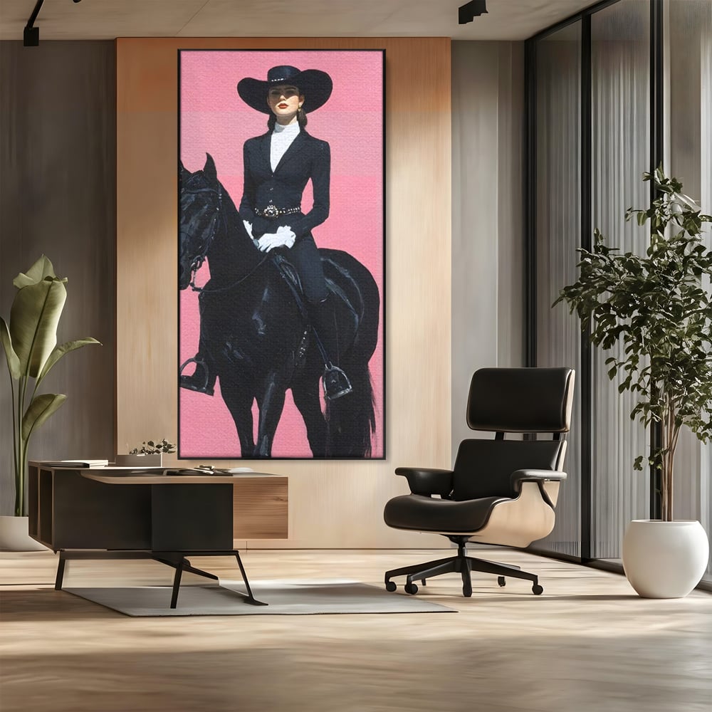 Tablou canvas cu tablou canvas cu femeie calare, in rama de aluminiu negru, pe perete intr-un birou
