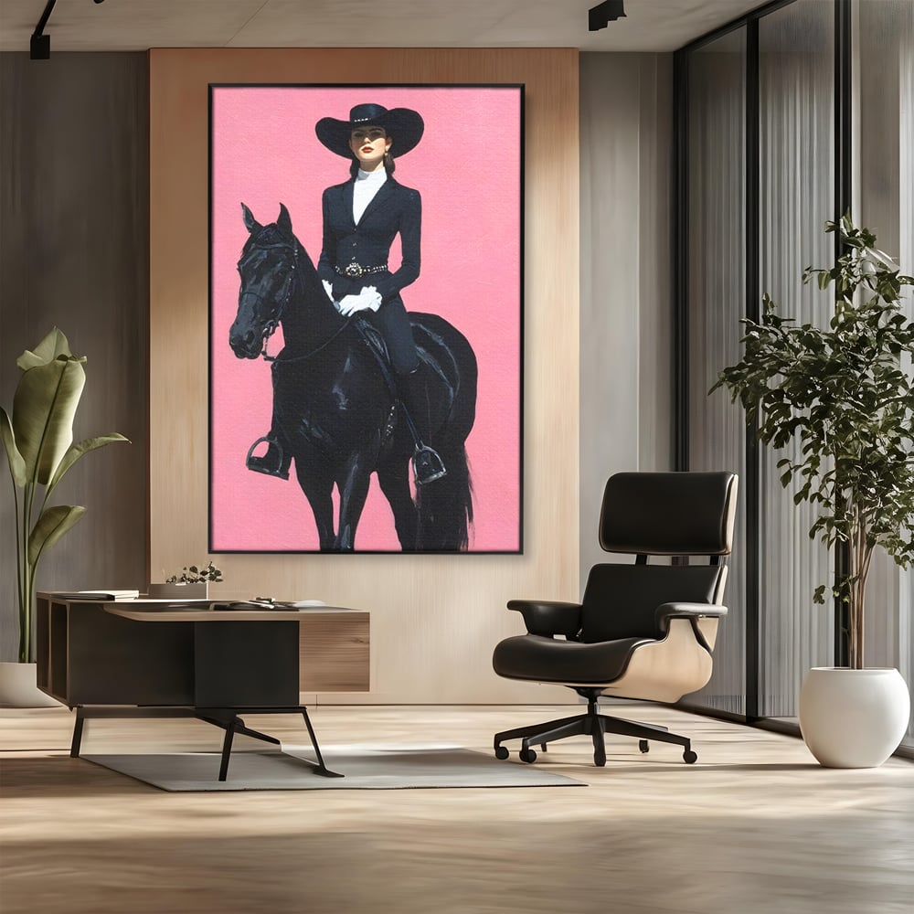 Tablou canvas cu tablou canvas cu femeie calare, in rama de aluminiu negru, pe perete intr-un birou