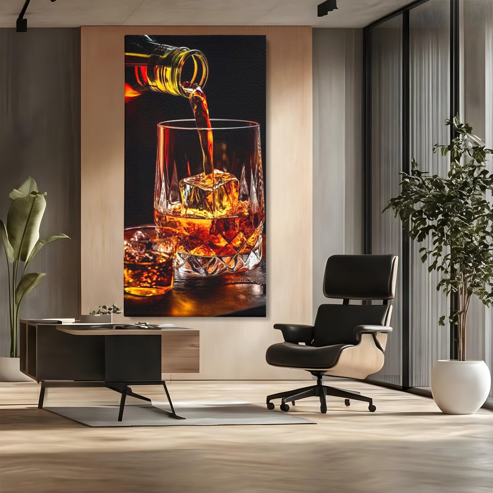 Tablou canvas cu tablou canvas cu turnare de whisky, fara rama, pe sasiu de lemn, pe perete intr-un birou