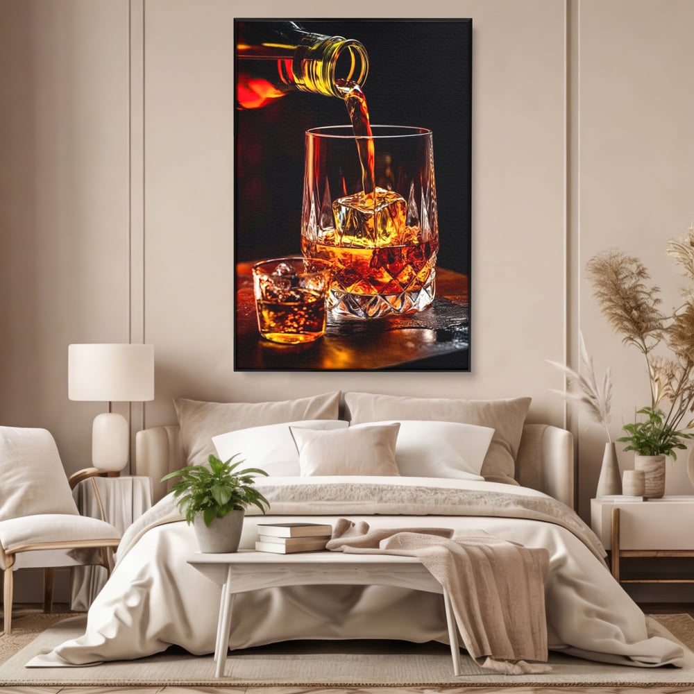 Tablou canvas cu tablou canvas cu turnare de whisky, in rama de aluminiu negru, pe perete intr-un dormitor