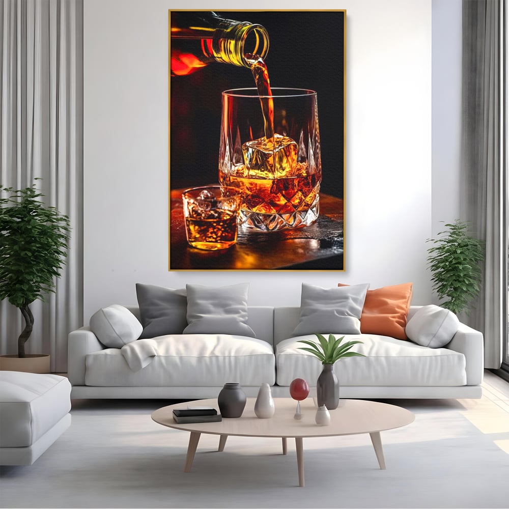Tablou canvas cu tablou canvas cu turnare de whisky, in rama de aluminiu auriu, pe perete intr-un living