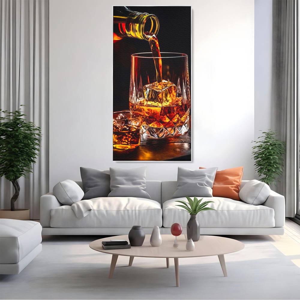 Tablou canvas cu tablou canvas cu turnare de whisky, in rama de aluminiu argintiu, pe perete intr-un living
