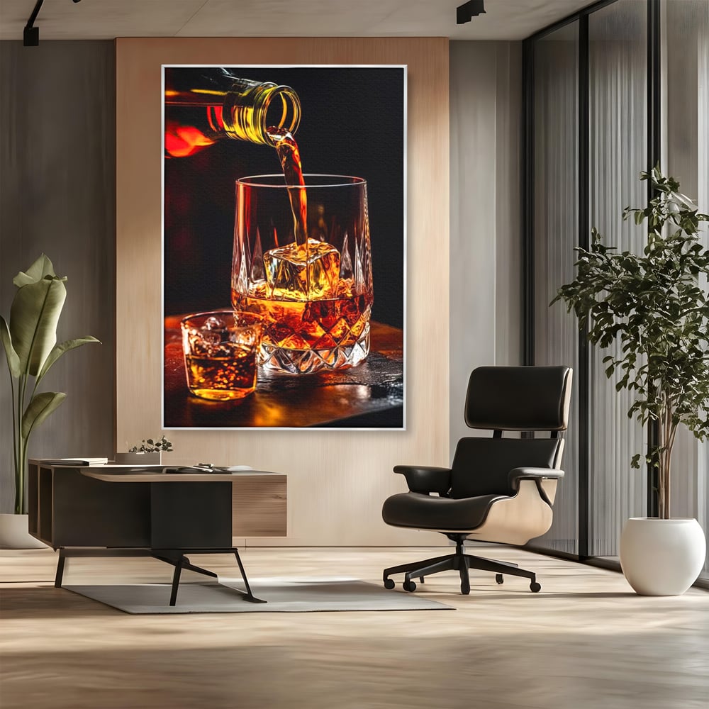 Tablou canvas cu tablou canvas cu turnare de whisky, in rama de aluminiu argintiu, pe perete intr-un birou
