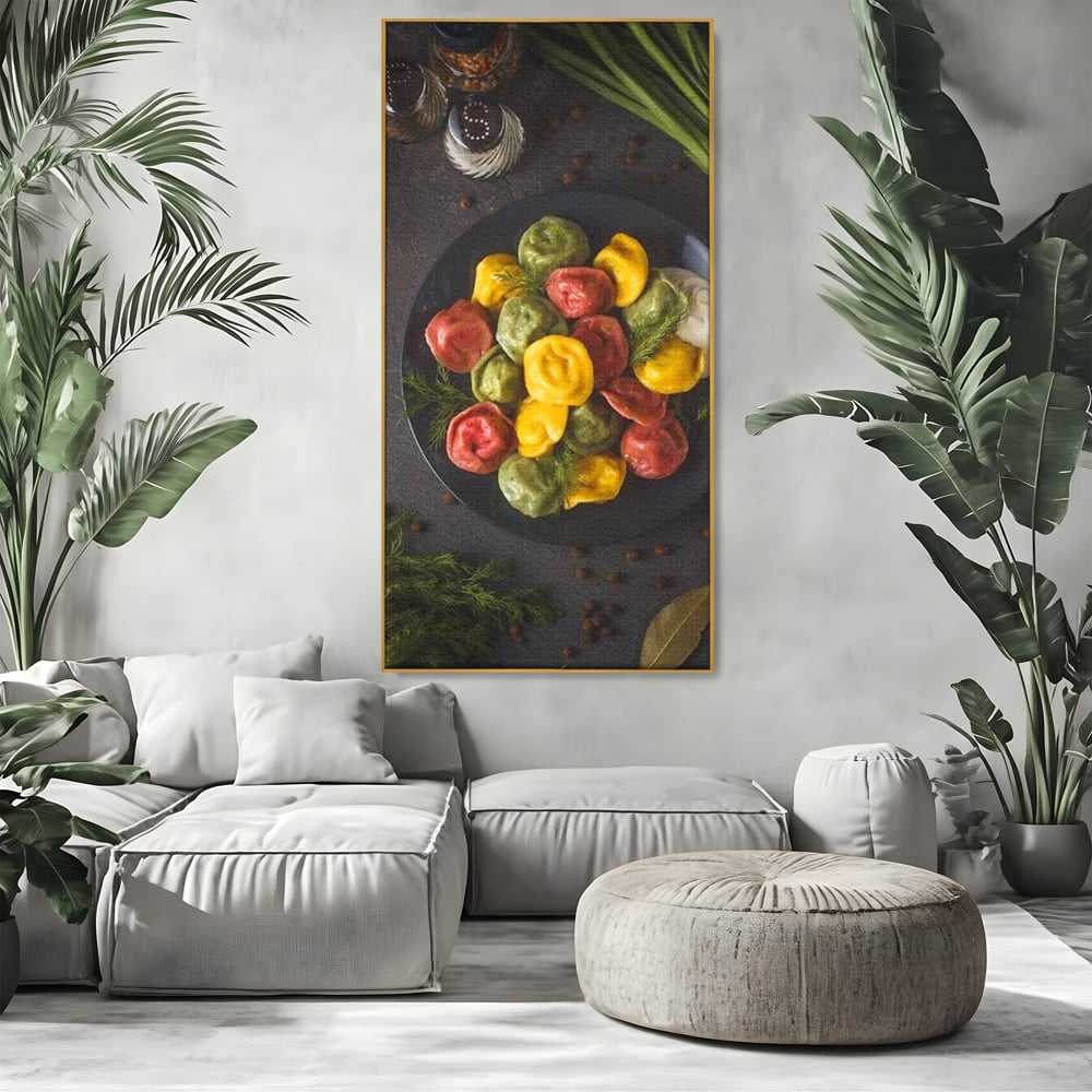 Tablou canvas cu tablou canvas cu paste colorate, in rama de aluminiu auriu, pe perete intr-un living