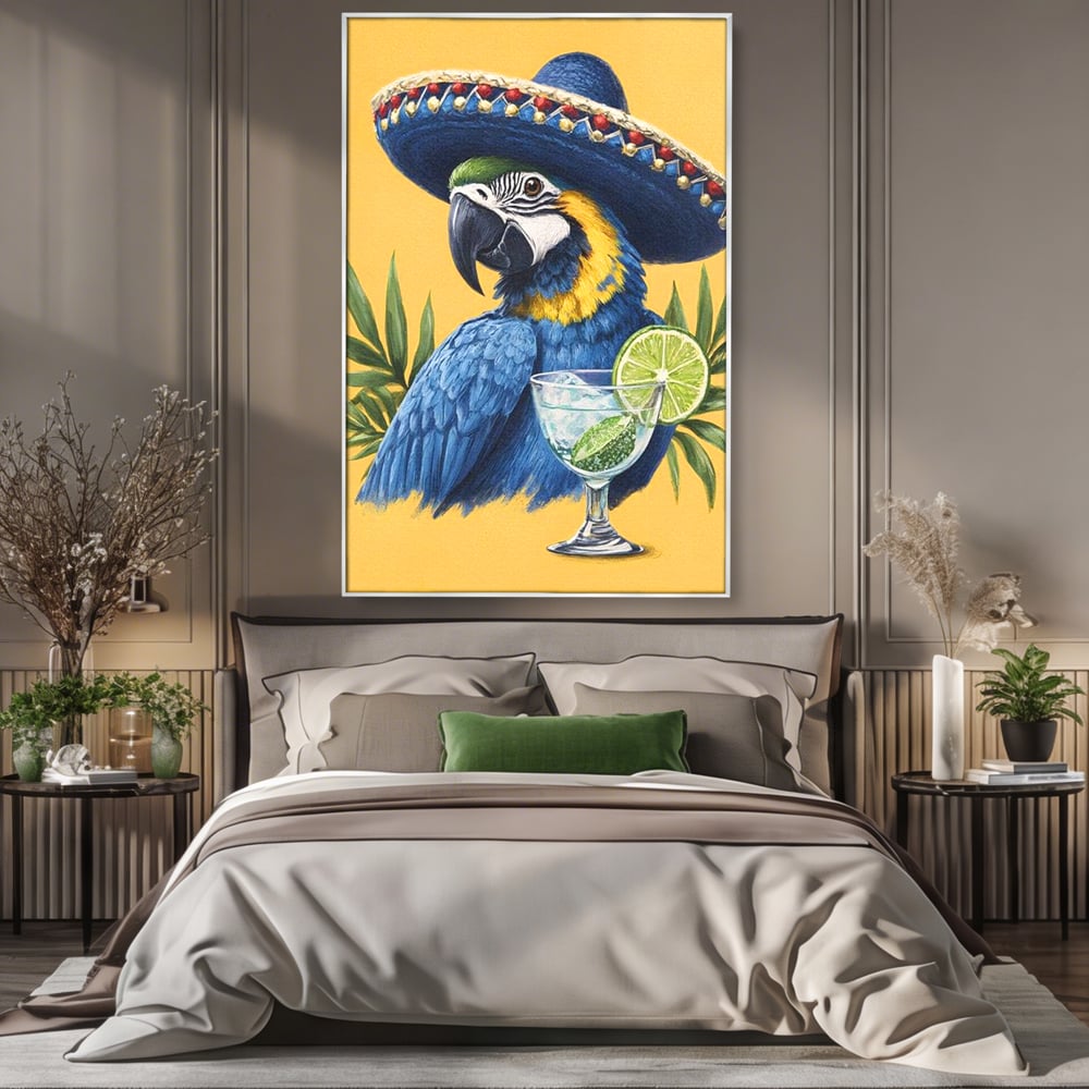 Tablou canvas cu tablou canvas cu papagal si sombrero, in rama de aluminiu argintiu, pe perete intr-un dormitor