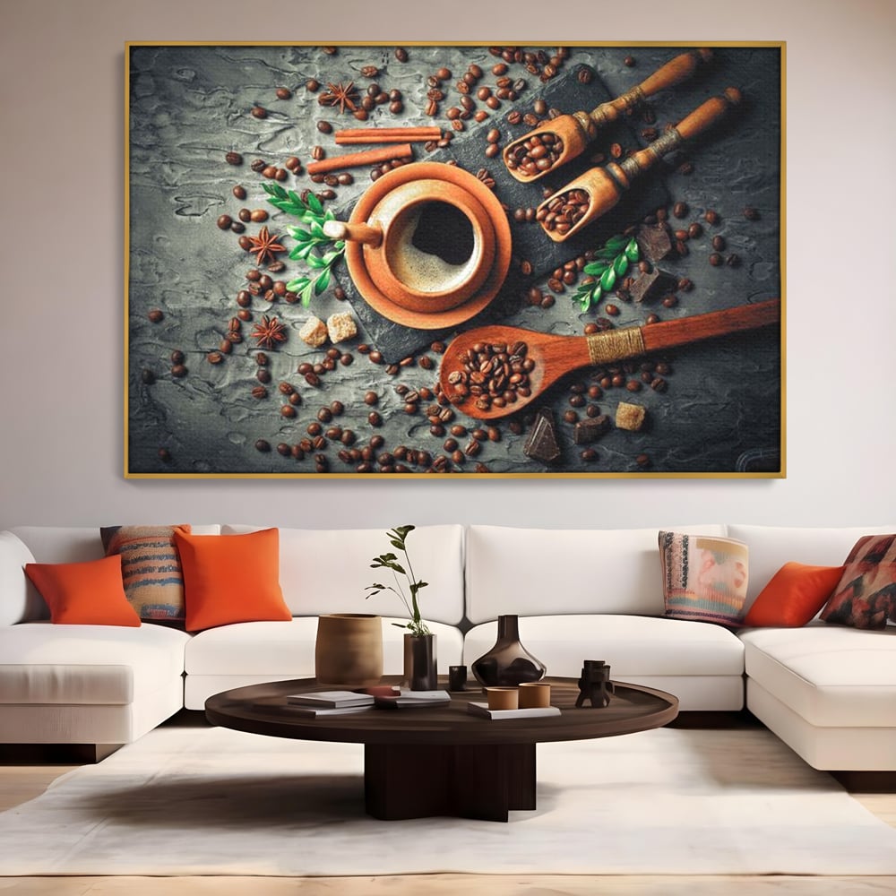 Tablou canvas cu ceasca de cafea si boabe, in rama de aluminiu auriu, pe perete intr-un living