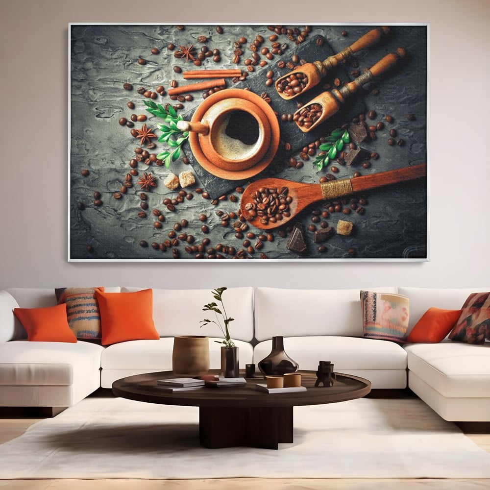 Tablou canvas cu ceasca de cafea si boabe, in rama de aluminiu argintiu, pe perete intr-un living