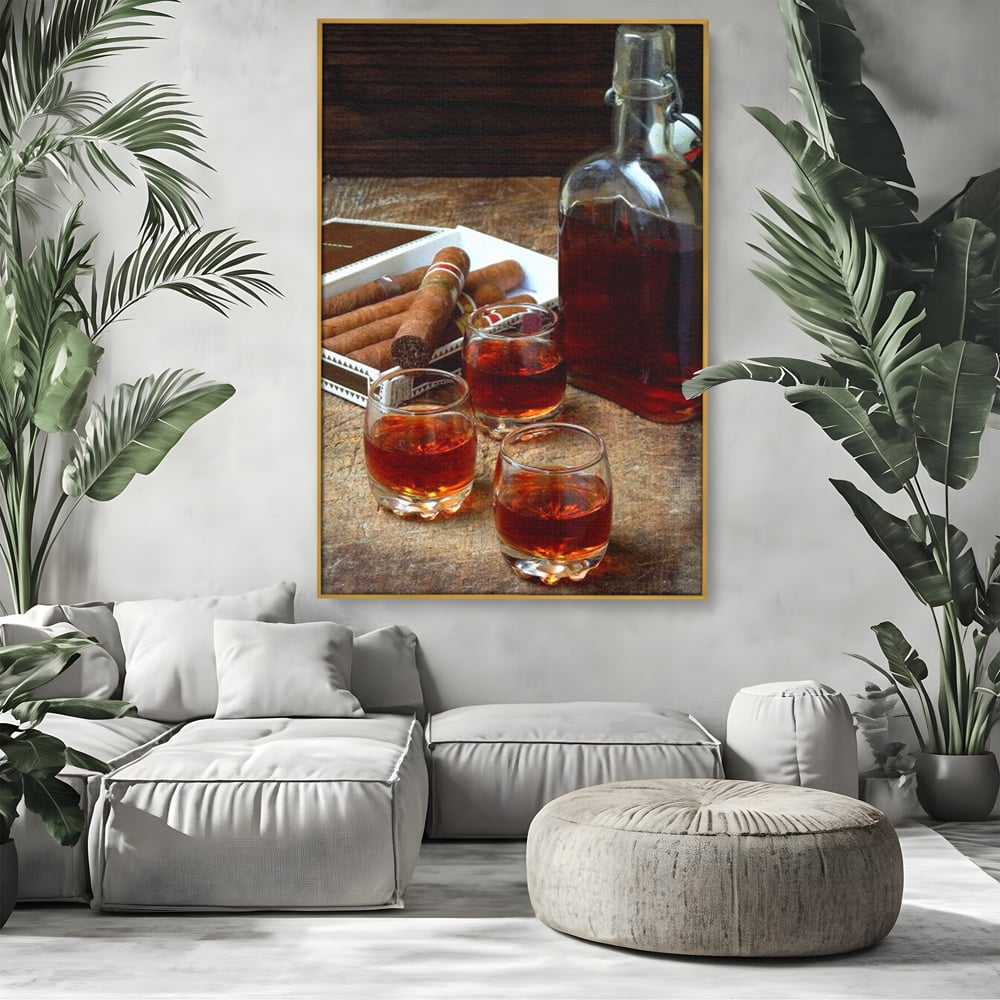 Tablou canvas cu tablou canvas cu sticla de coniac si trabucuri, in rama de aluminiu auriu, pe perete intr-un living