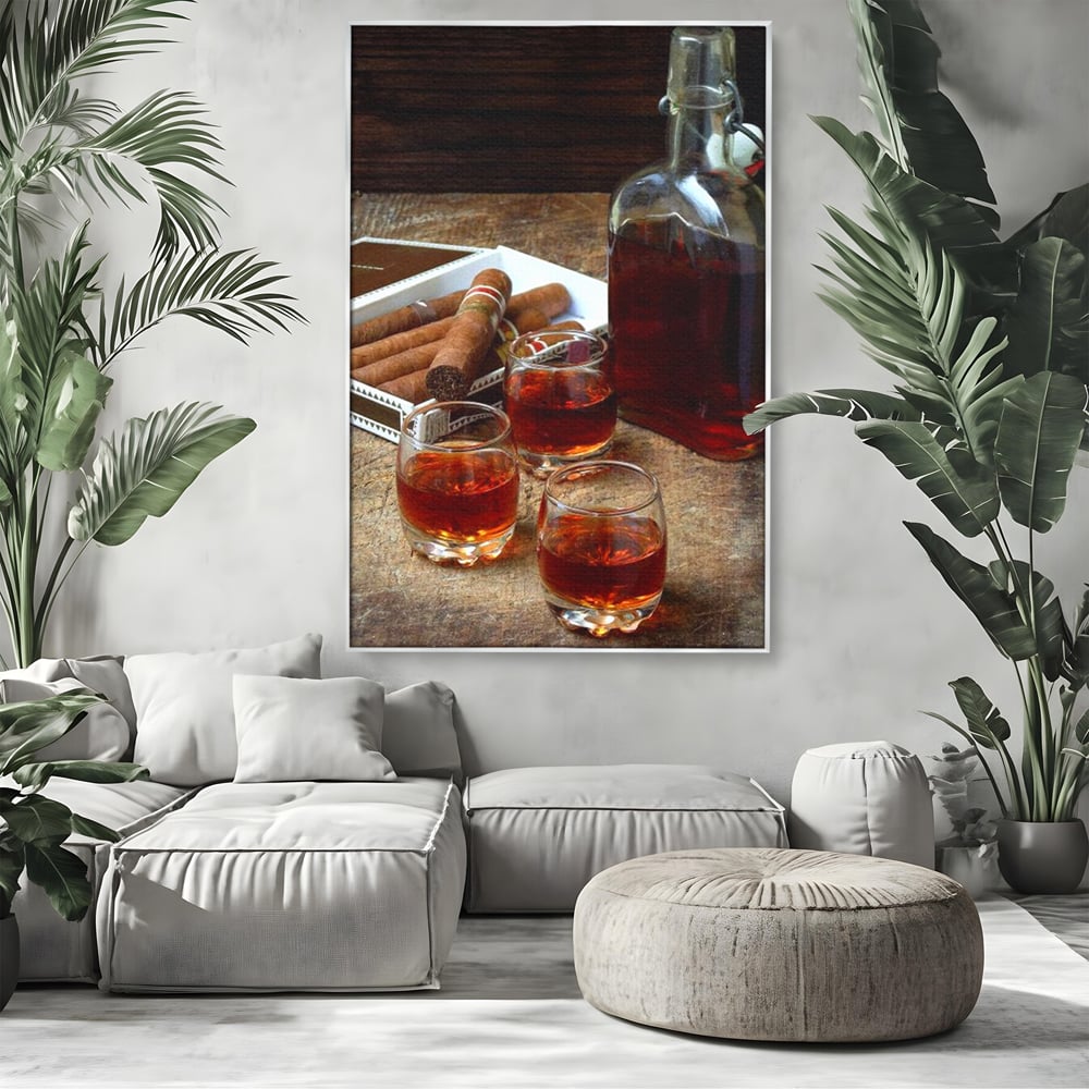 Tablou canvas cu tablou canvas cu sticla de coniac si trabucuri, in rama de aluminiu argintiu, pe perete intr-un living