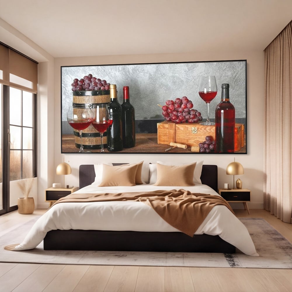 Tablou canvas cu tablou canvas cu sticle si struguri, in rama de aluminiu negru, pe perete intr-un dormitor