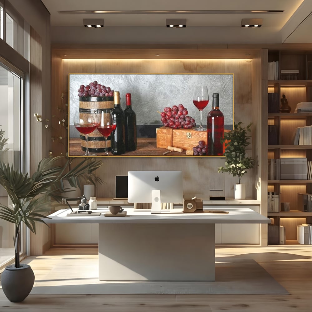 Tablou canvas cu tablou canvas cu sticle si struguri, in rama de aluminiu auriu, pe perete intr-un birou