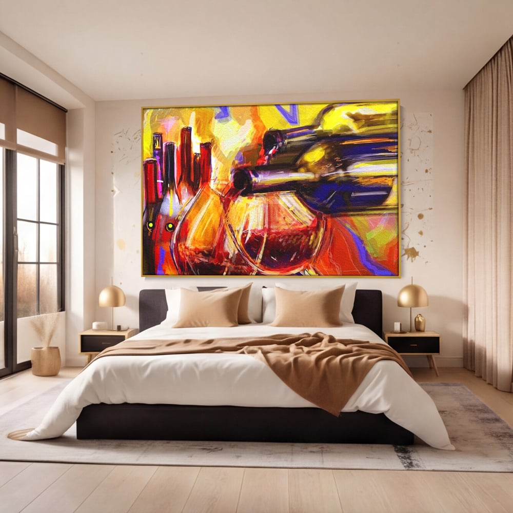 Tablou canvas cu pictura abstracta cu sticle si pahare de vin, in rama de aluminiu auriu, pe perete intr-un dormitor