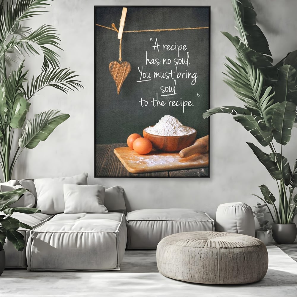 Tablou canvas cu tablou canvas cu citat culinar si faina, in rama de aluminiu negru, pe perete intr-un living