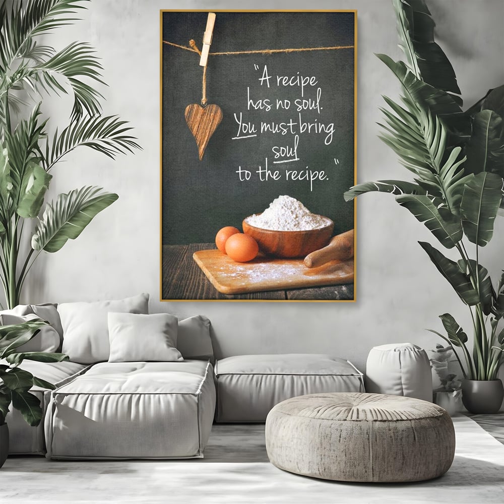 Tablou canvas cu tablou canvas cu citat culinar si faina, in rama de aluminiu auriu, pe perete intr-un living