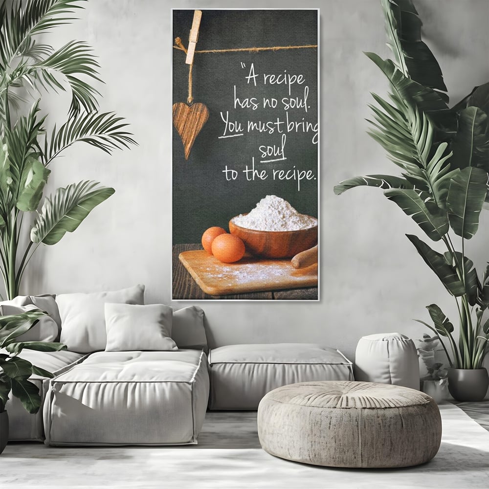 Tablou canvas cu tablou canvas cu citat culinar si faina, in rama de aluminiu argintiu, pe perete intr-un living