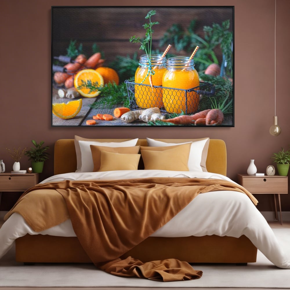Tablou canvas cu tablou canvas cu suc de morcovi, in rama de aluminiu negru, pe perete intr-un dormitor