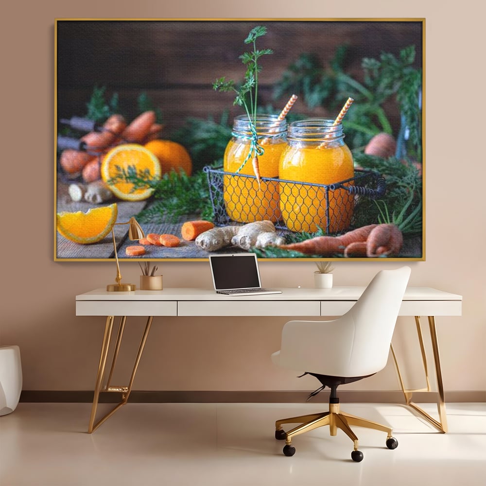 Tablou canvas cu tablou canvas cu suc de morcovi, in rama de aluminiu auriu, pe perete intr-un birou