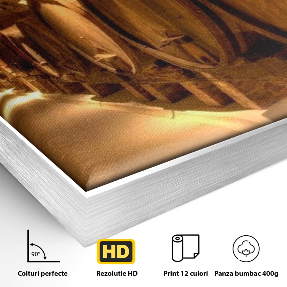 Detaliu al suprafetei: tablou canvas cu butoaie de vin in crama, in rama de aluminiu argintiu