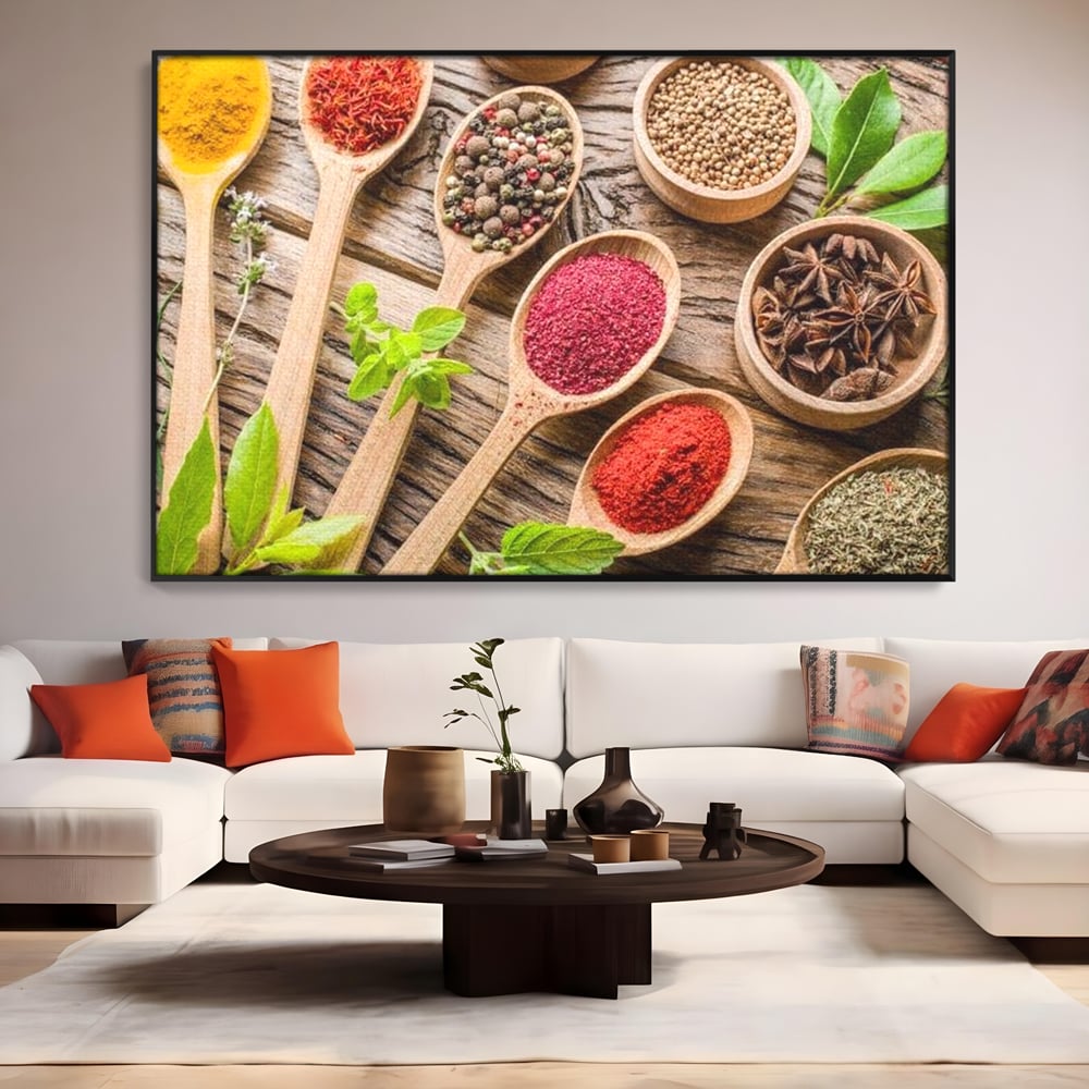 Tablou canvas cu tablou canvas cu condimente si linguri de lemn, in rama de aluminiu negru, pe perete intr-un living